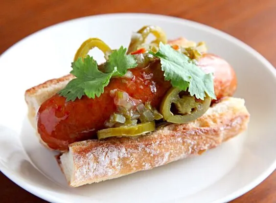 チョリソドッグ 🌭ハラペーニョ、メキシカンレリッシュ、シアントロを添えて(*^ω^*)|マユマユさん