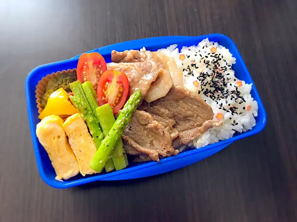 Snapdishの料理写真:7/20❁パパ弁当👨
野菜のマヨソテー
生姜焼き
アスパラのバターソテー
チーズ入り玉子焼き
プチトマト
ごま塩ごはん|つんさん