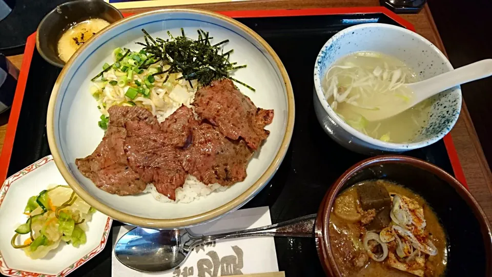 ねぎしおたっぷり牛タン丼と牛スジ煮込み定食|あさこもかさん