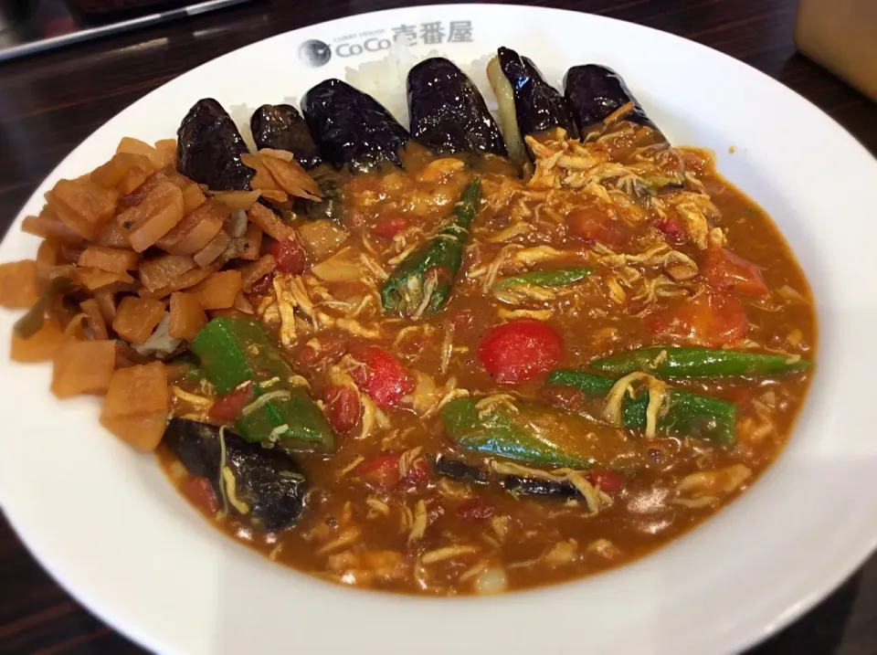 夏野菜チキンカレー🍛茄子とチーズトッピング🍆😋|アライさんさん