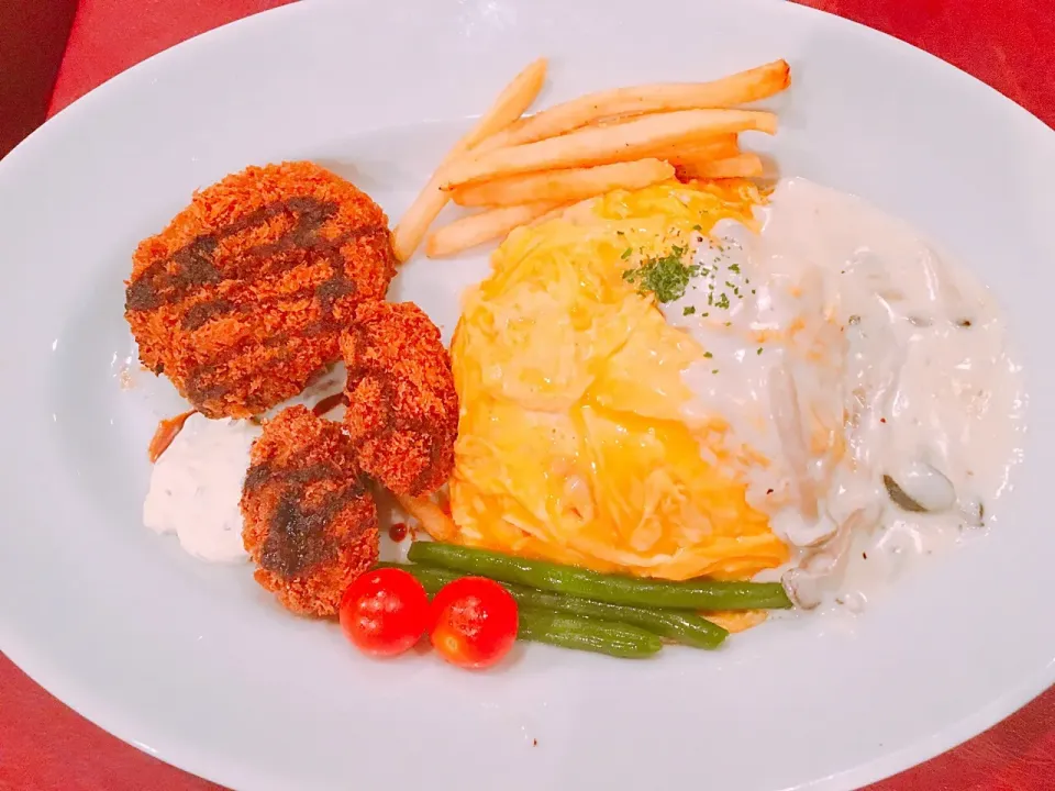 オムライス😋カキフライ😋コロッケ😋ランチ🍴|しろこ🐾໊さん