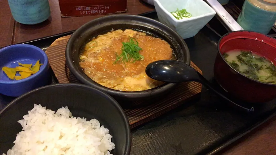 Snapdishの料理写真:豚ロースカツの卵とじ定食を頂きました。|momongatomoさん