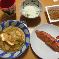 Snapdishの料理写真:鮭のハニーマスタード焼き
厚揚げと白菜のとろとろ煮
納豆
白米
チーズ
お茶|ぶーさんさん