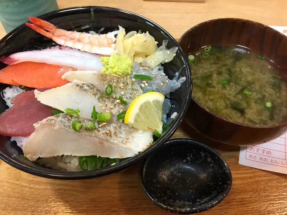 Snapdishの料理写真:鱸海鮮丼 青さ汁付き|popzappaさん