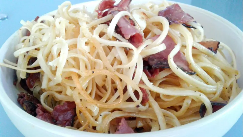 NY spaghetti (spaghetti with beef pastrami, mustard and parnesan)
 #spagetthi #Pasta|Jorge Bernal Márquezさん