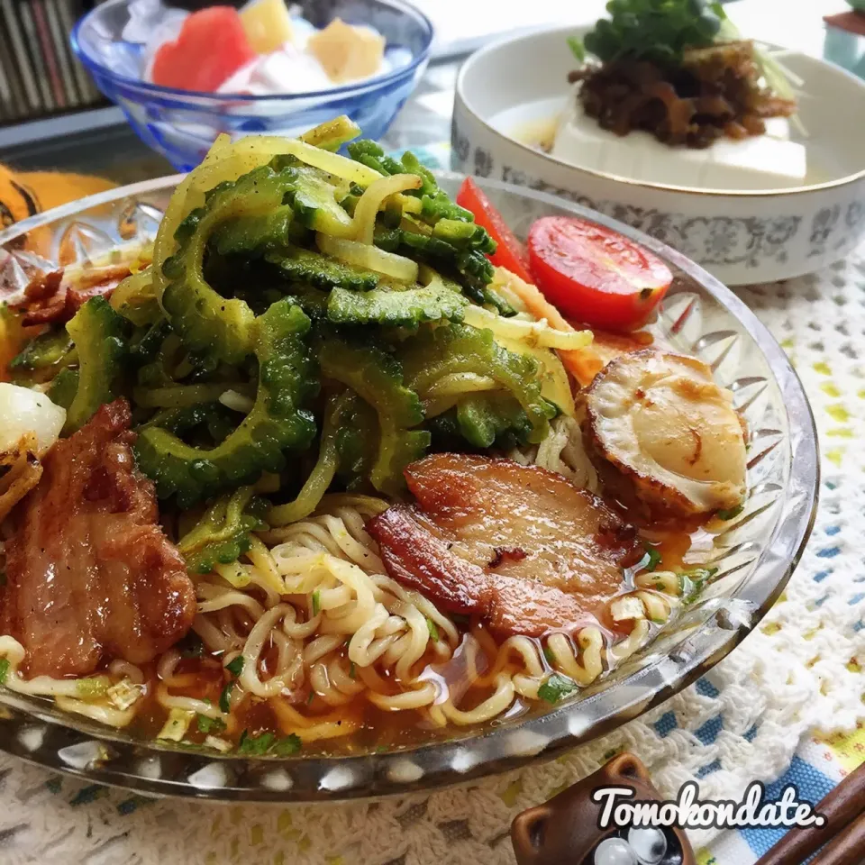 ゴーヤともやしのカレー炒めのっけ冷やしラーメン🍜♡|🇯🇵ともこちゃん。さん