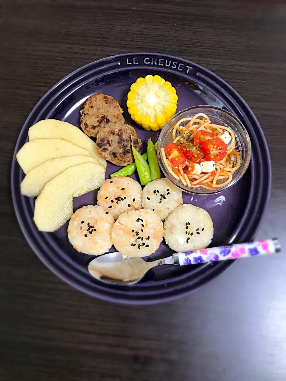 Snapdishの料理写真:7/20❁息子離乳食 夜ごはん⭐️
鮭チーズ&ツナマヨチーズおにぎり
トマトとチーズの冷製パスタ
アスパラのバターソテー
ハンバーグ
トウモロコシ🌽
りんご🍎|つんさん