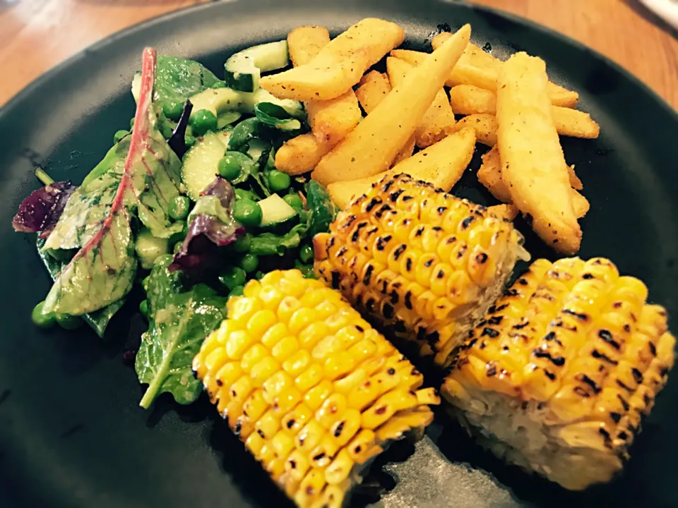 #Corn #fries #greensalad #peas #vegetarian|Sergio Lacuevaさん