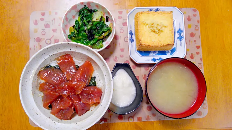 ７月８日　鮪の漬け丼　茹でレタスと海苔の温サラダ　厚揚げ豆腐　しじみのお味噌汁|いもこ。さん