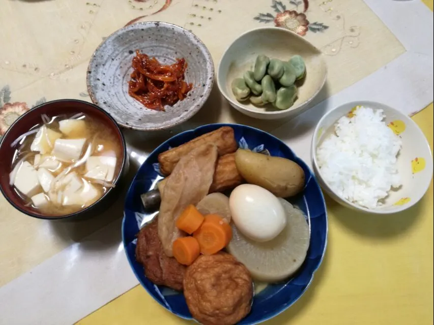 Snapdishの料理写真:晩ごはん
　おでん🍢
　茹でそら豆
　スルメのキムチ
　豆腐ともやし　お味噌汁|korinoさん