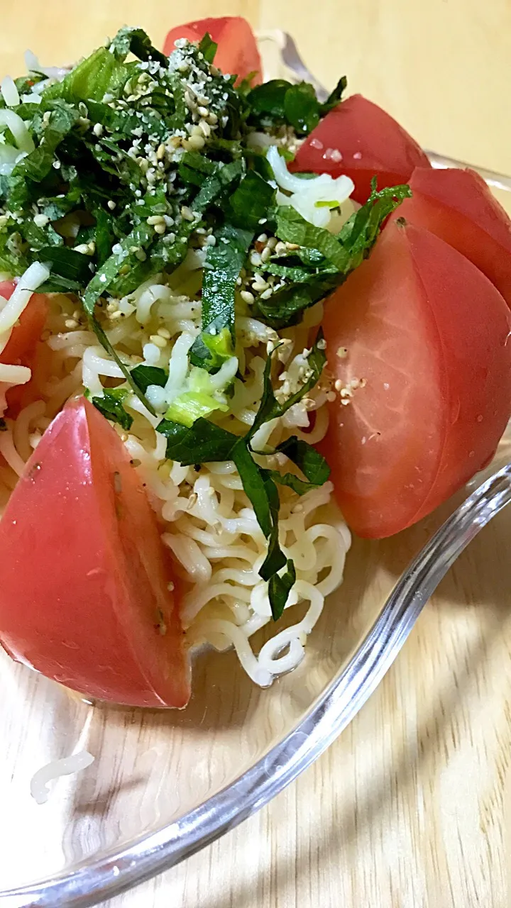 夏にぴったり。  夏野菜にしっかり冷やした麺とサッパリ塩味にゴマはいいですね〜 #夏野菜 #サッポロ一番塩ラーメン|コマツ菜さん