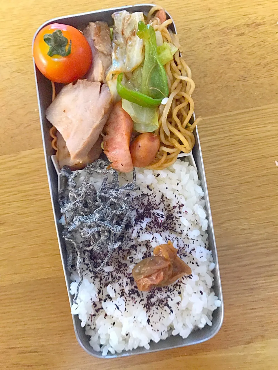 Snapdishの料理写真:焼豚と焼きそば弁当。パパ仕事弁。|めぐりんさん