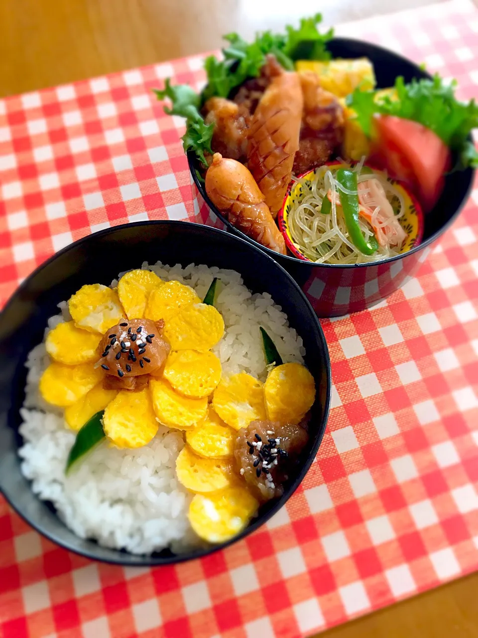 ワタクシ弁当🎶
唐揚げ
ウイン
玉子焼き
ピーマン春雨サラダ
トマト
ミニ向日葵ごはん。|BooBooさん