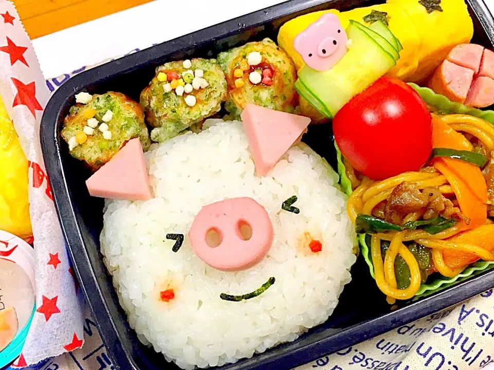 学童弁当    
♪ブタさん塩おにぎり 
♪ちくわ磯辺揚げ 
♪卵焼き 
♪焼きそば  
♪トマト、キュウリ甘酢漬け 
♪パイナップル、メロンゼリー|tomokoさん