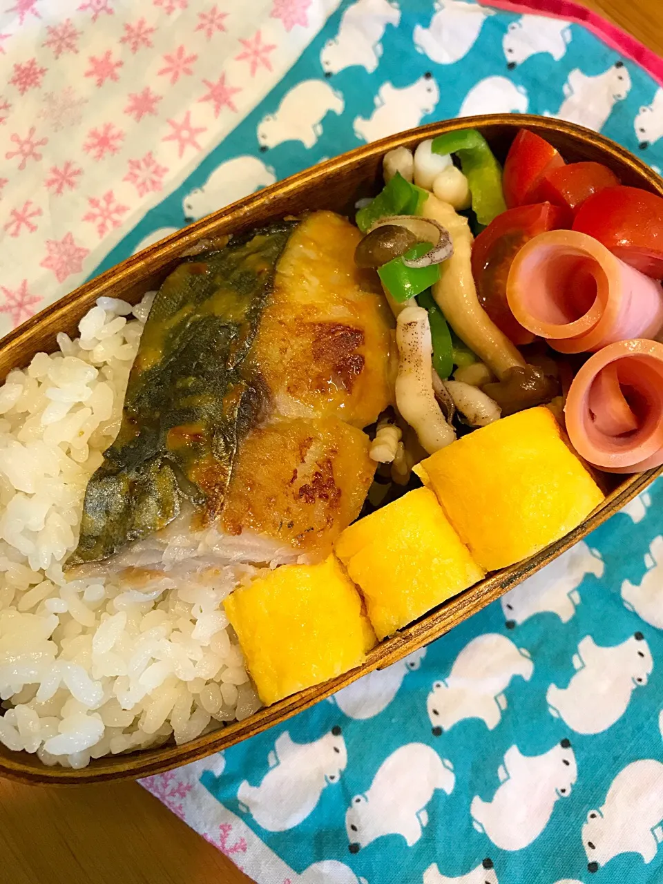 パパたろ弁当

ごはん
卵焼き
いかとピーマン しめじの塩炒め
さわらの西京焼き
ミニトマト
ハム|ひななぎさん