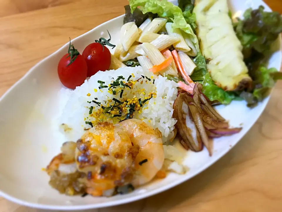 ガーリックシュリンプ🍤とマカロニサラダとパイナップル🍍でハワイアンプレート🌴|tesasakiさん