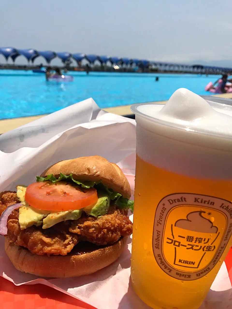 Snapdishの料理写真:ピリ辛チキンバーガー♡とビール@大磯ロングビーチ👙|ちぃちゃんさん