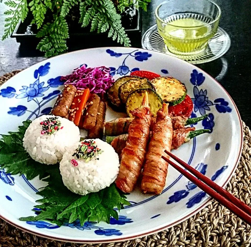 Snapdishの料理写真:オクラとヤングコーンのこってり肉巻きプレート🎶|mizuu_plusさん