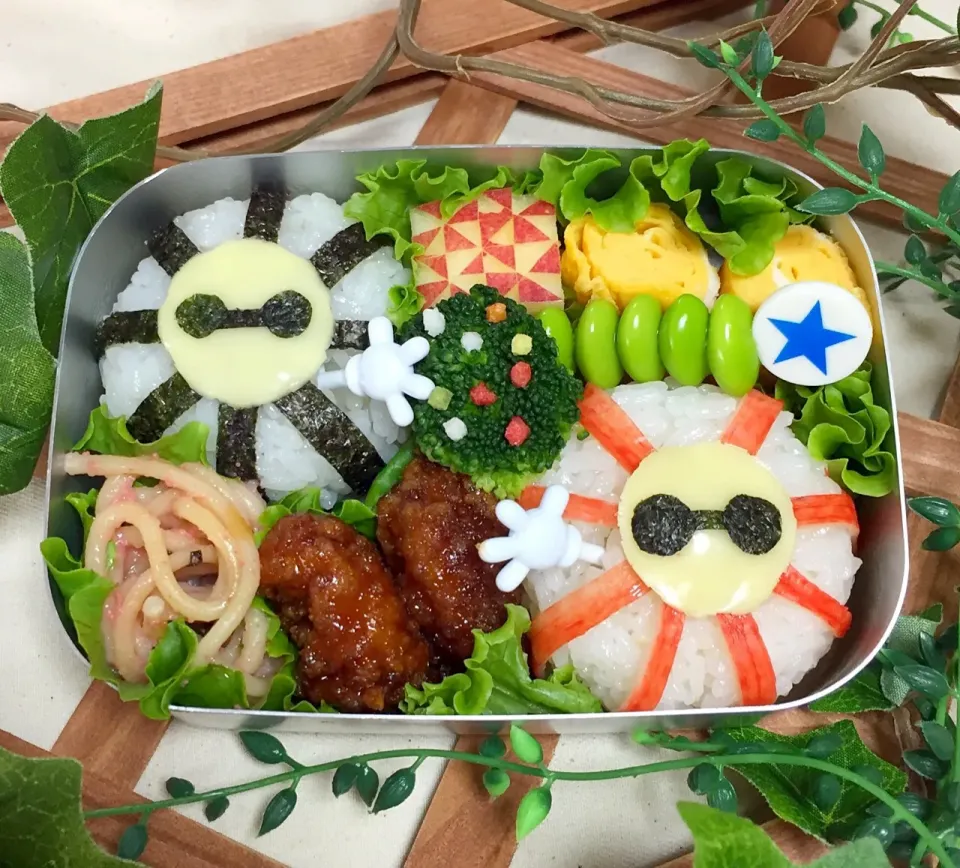 うきわでプカプカ⚓️ベイマックス風手毬おむすびお弁当🍱|tsumuchiさん