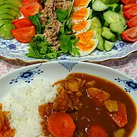 Snapdishの料理写真:カレーとコブサラダです～😄|rikaさん