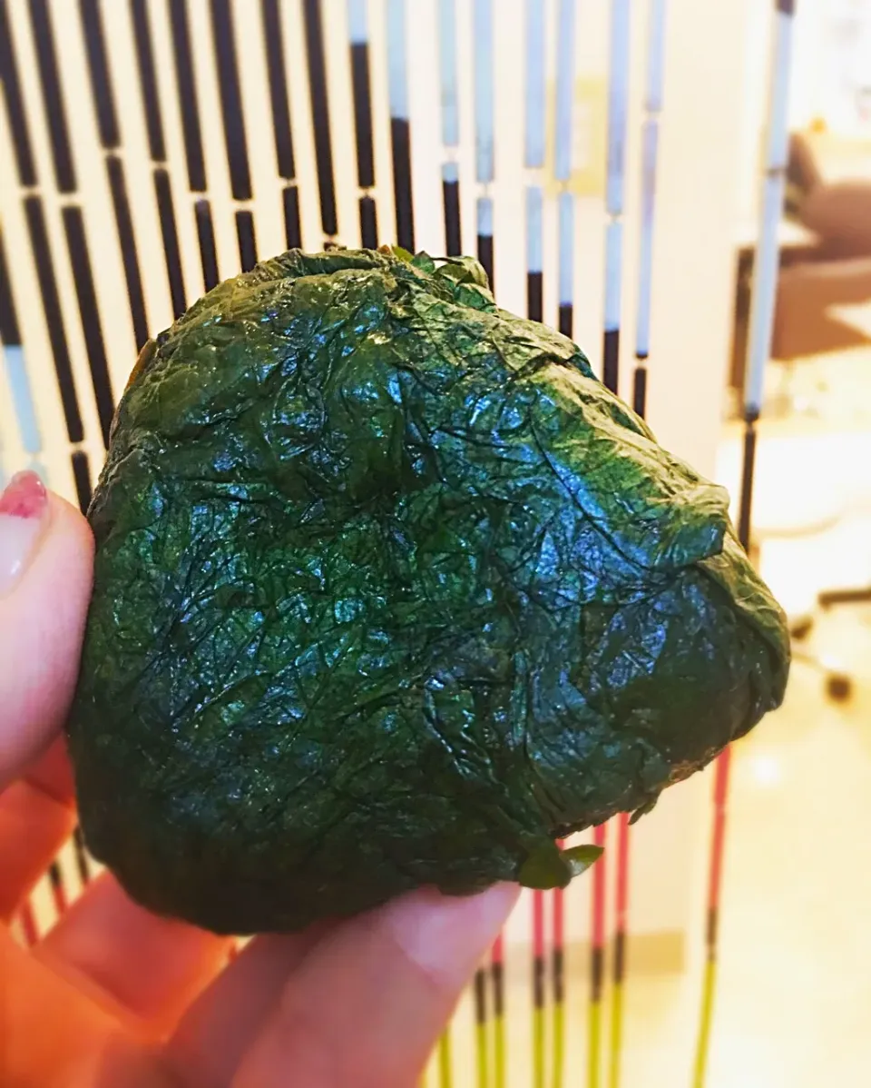 Snapdishの料理写真:大葉醤油漬けおにぎり🍙
畑の大葉が採れすぎます😅|masasho's momさん