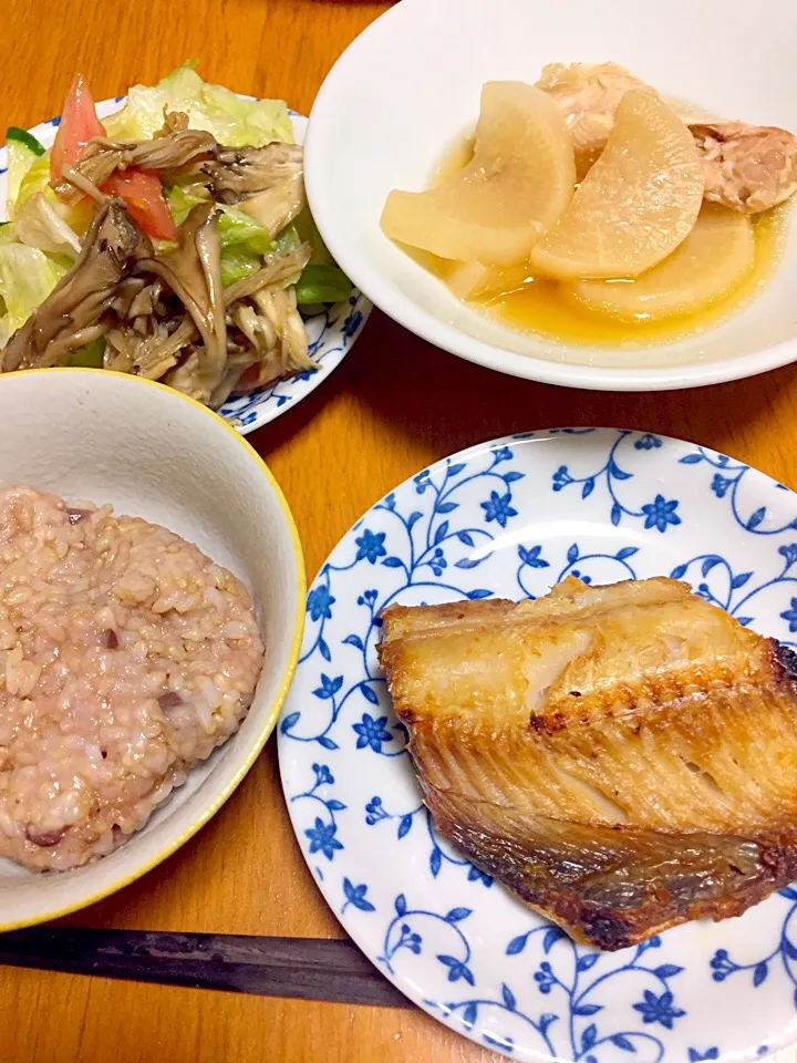 Snapdishの料理写真:#玄米、#ホッケ焼き#きのこサラダ
#大根と手羽元煮|みかんさん