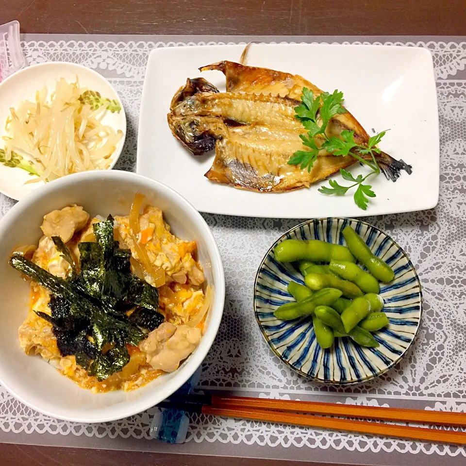 親子丼。あじの干物。枝豆。モヤシのナムル。|りょうさん