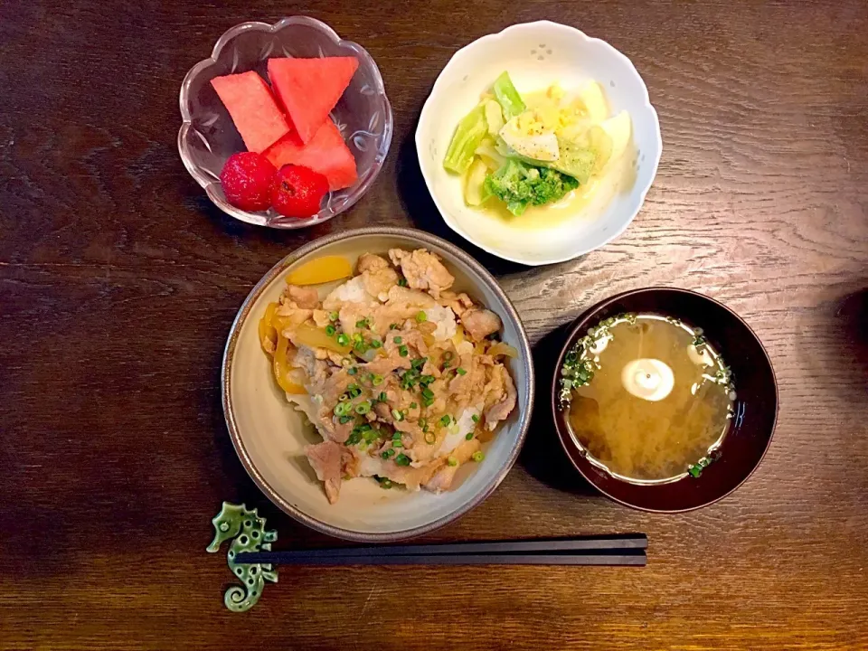 牛丼
ブロッコリーと茹で卵のサラダ
味噌汁
スイカとさくらんぼ🍒|カドラさん