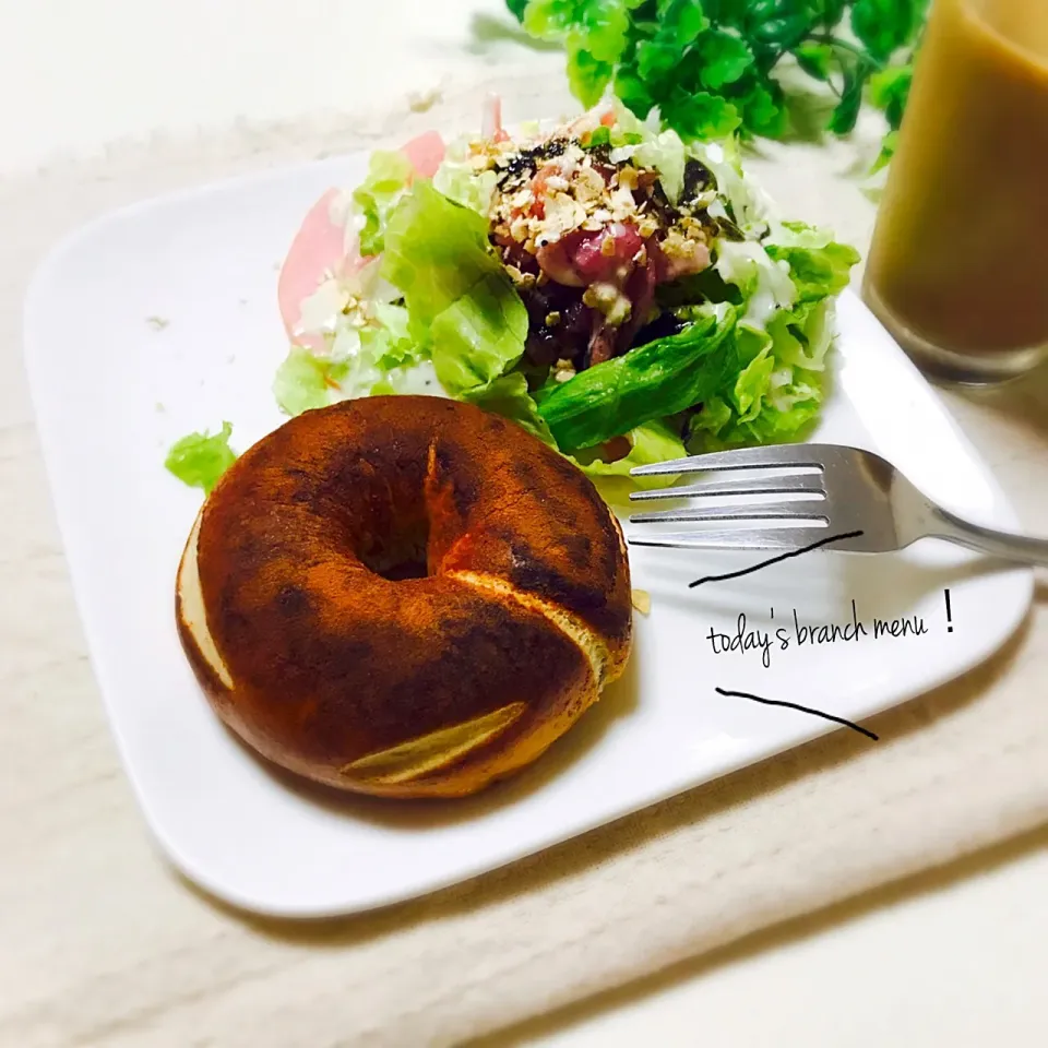 Snapdishの料理写真:今日の1人ブランチ〜プレッツェルベーグル(シナモンシュガー)&オリジナルサラダ🥗|みーちゃん(*´∀`)♪さん