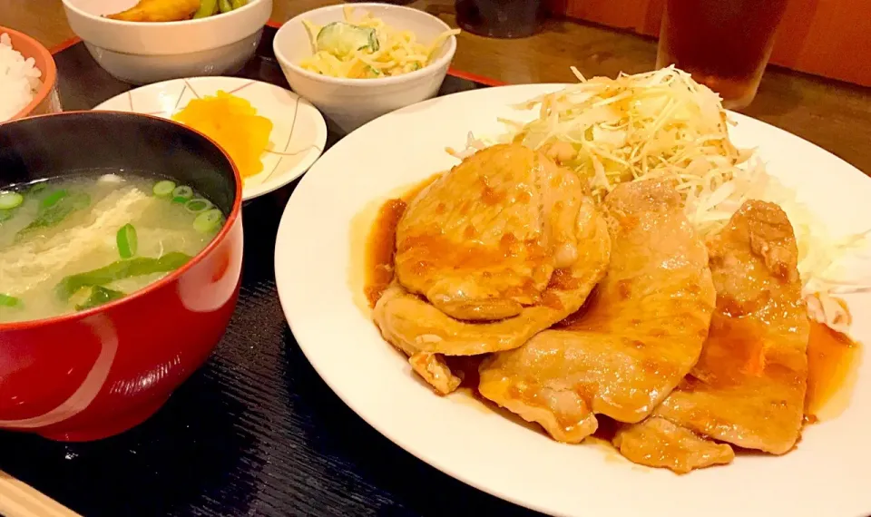 定食屋さんの昼餉🐷豚生姜焼きどす。ご飯が多くてダイエットに思いっきり逆行したけど体重増えませんでしたわ🤔|にゃあ（芸名）さん