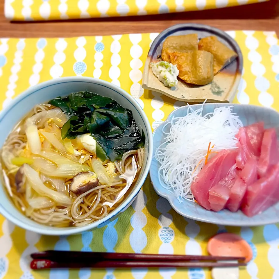 ワカメのおそばと
お刺身！
黒はんぺんをわさび醤油でサッパリと！|ゆたんさん