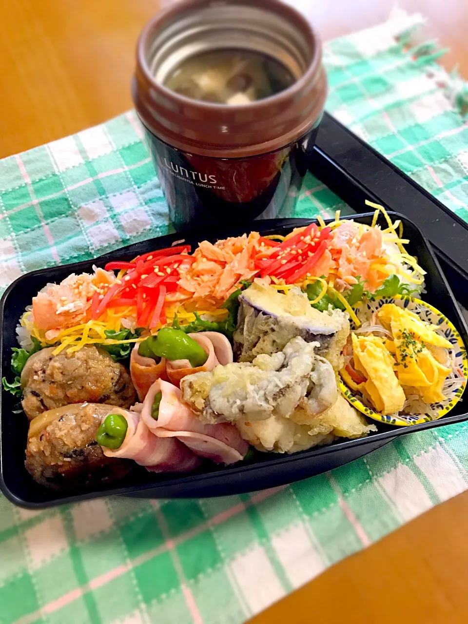 旦那ちゃん弁当🎶
蓮根肉詰め
ししとうベーコン
ナス、エリンギ天ぷら
春雨サラダ
鮭のほぐしみ、紅生姜のっけごはん。
キノコとお豆腐の味噌汁|BooBooさん