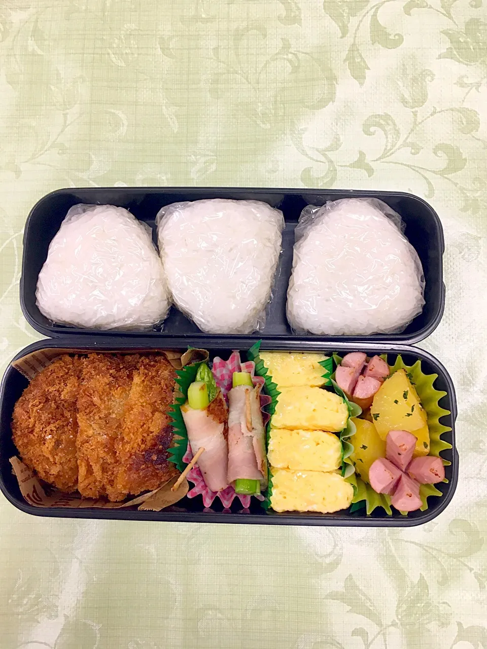 息子のお弁当 メンチカツ アスパラベーコン 卵焼き ジャーマンポテト おにぎり|keitakumamaさん