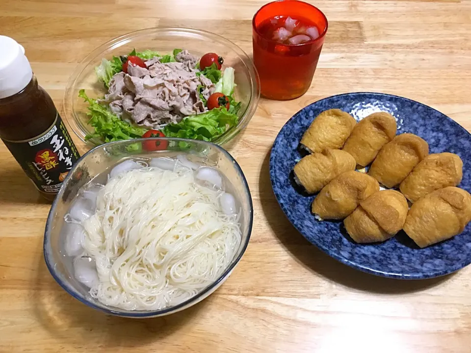 梅雨明けしました〜〜35度の熱帯夜はさっぱり食べやすい夕飯“ﾍ(ﾟ▽ﾟ*)ｵｲﾃﾞｵｲﾃﾞ🎵

素麺
冷しゃぶサラダ
おいなりさん|さくたえさん