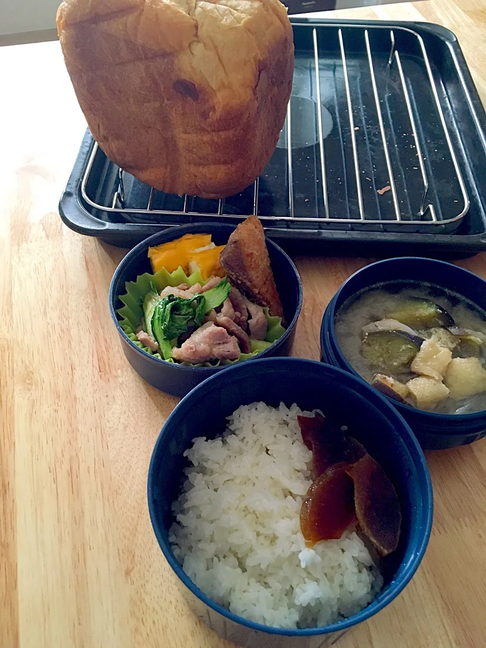 Snapdishの料理写真:今日の朝焼きキャラメルチョコチップ食パン🍞と旦那さんのお弁当(=ﾟωﾟ)人(ﾟωﾟ=)|さくたえさん