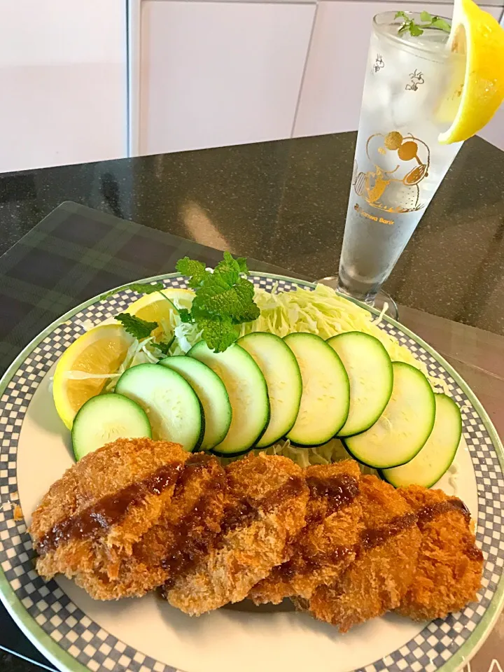 シュトママ仕事なので
シュトダンのお昼ご飯
パンに挟んでもご飯でも適当にね。|シュトママさん