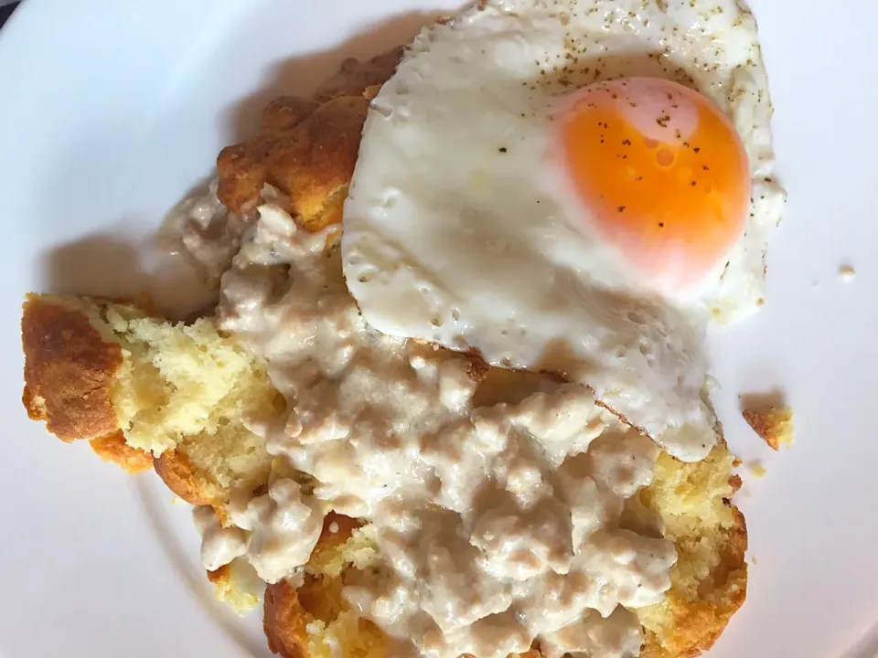 Snapdishの料理写真:Cream biscuits and sausage gravy|Chris Shannonさん