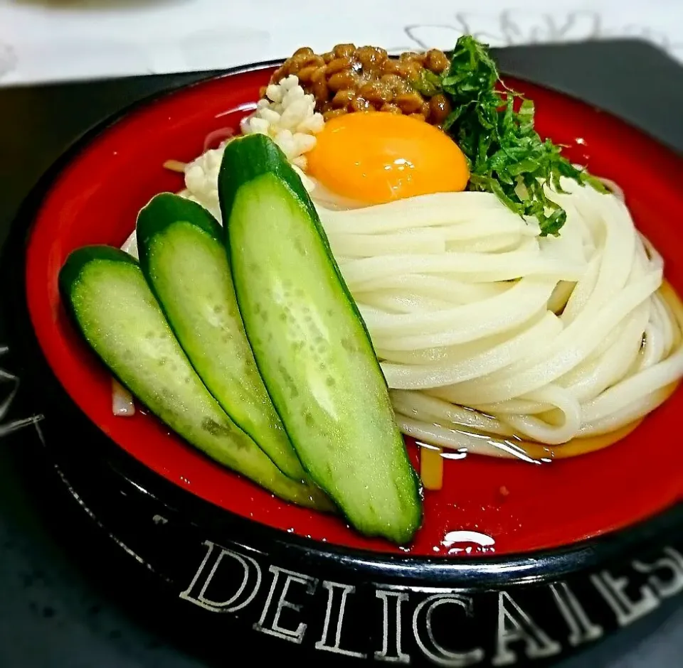 讃岐うどん
納豆、黄身、大葉、揚げ玉、キュウリ🎵|みひゃるさん