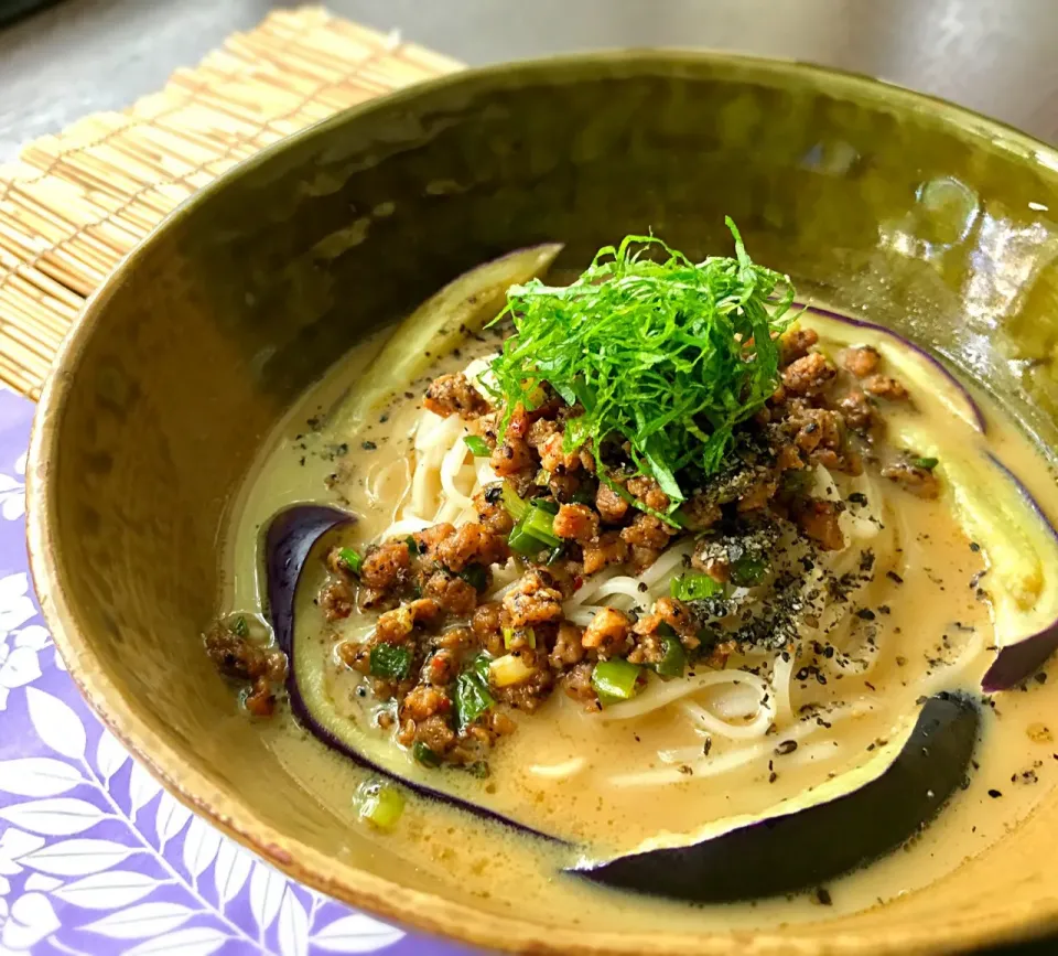 Snapdishの料理写真:昼ごはん 豆乳で坦々風素麺|砂雪さん