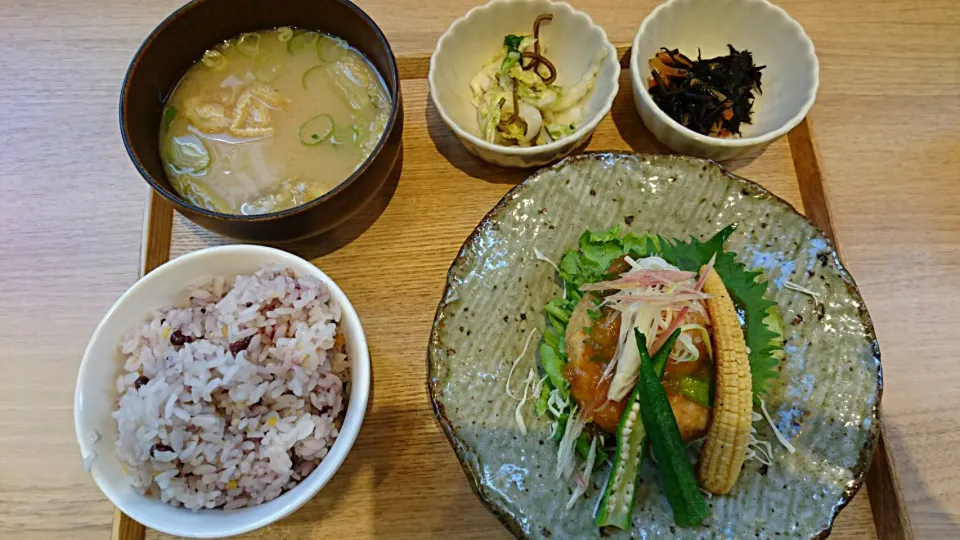 Snapdishの料理写真:豆腐ハンバーグ定食|ぶりじっとえいちぇるさん