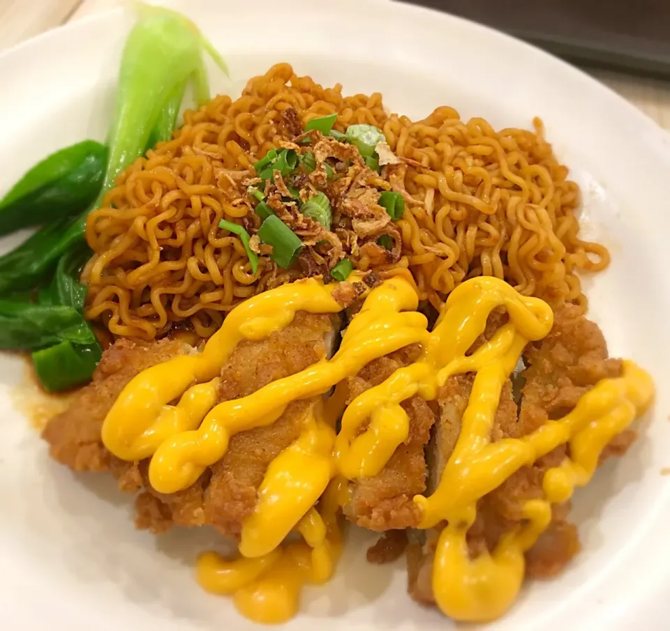 Cheesy chicken & instant noodles... #yum #yummy #delicious #love #indulge #eat #goodfood #localfood #localdelights #wow #singapore #dinner #fat #local #happy #c|princessjoさん