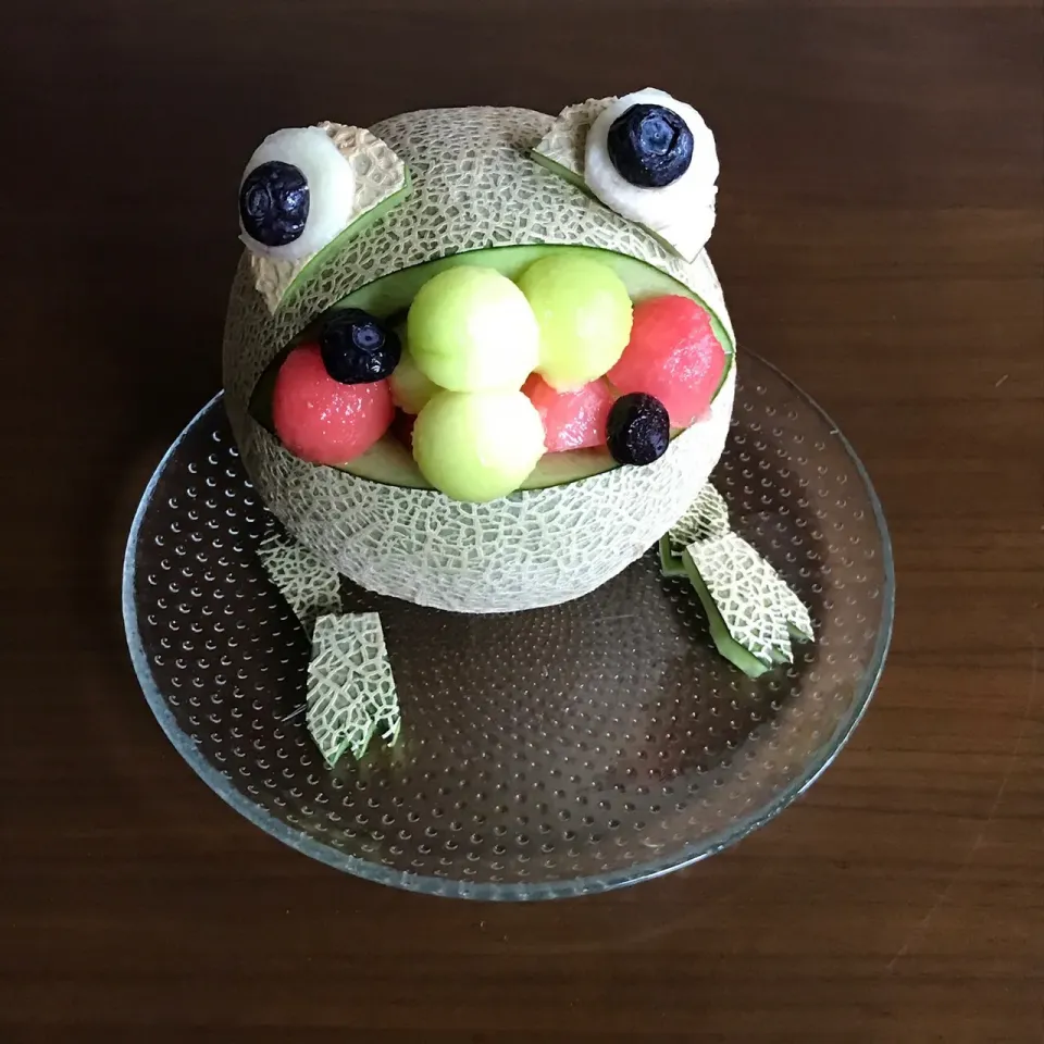 メロン🍈丸ごと1個使って・・
カエルちゃん🐸を作りました😋|Ｌilicaさん