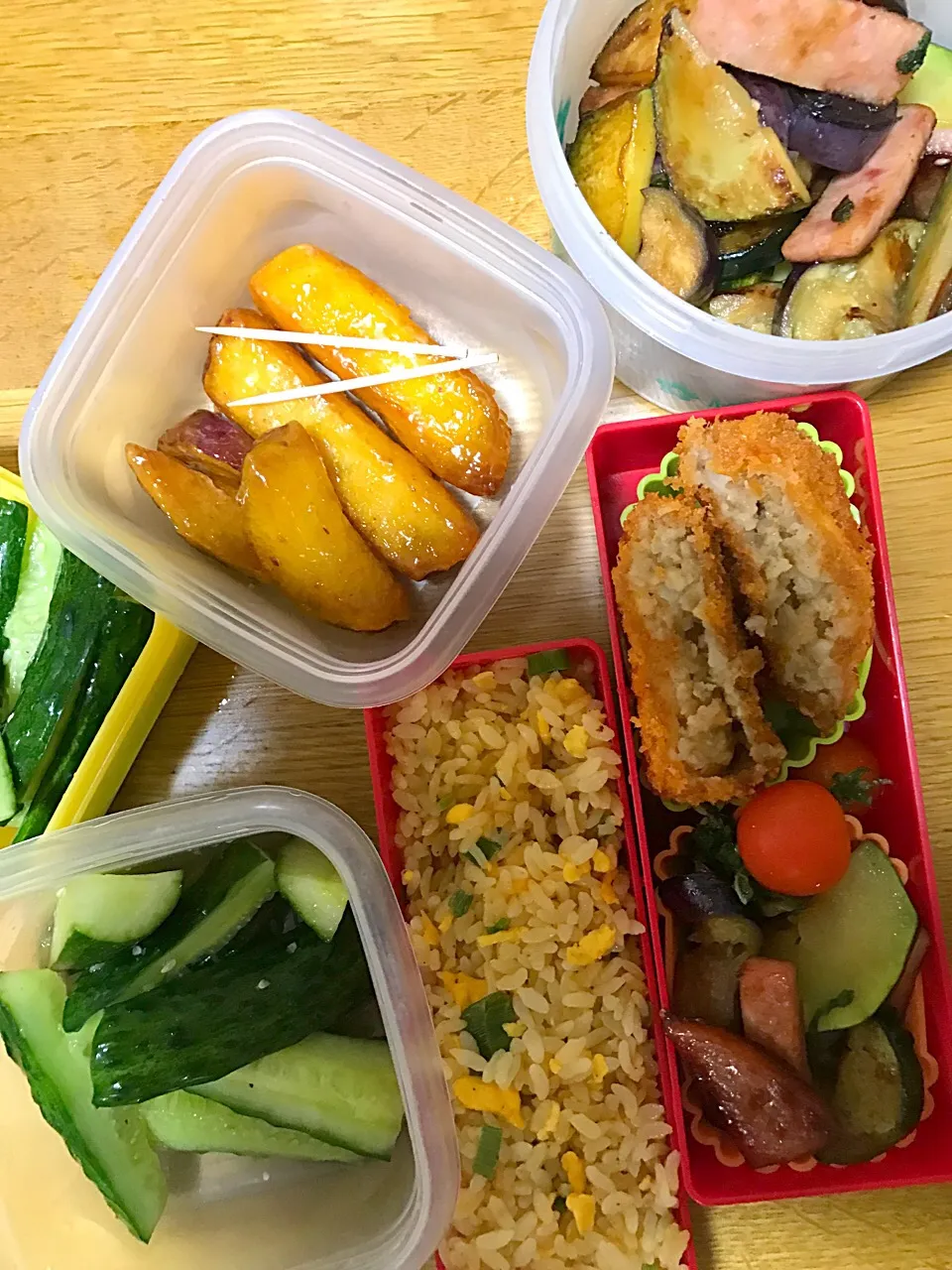 チャーハンとメンチカツとズッキーニ茄子しそ甘辛炒め弁当。息子ミニバスママ応援弁当。|めぐりんさん