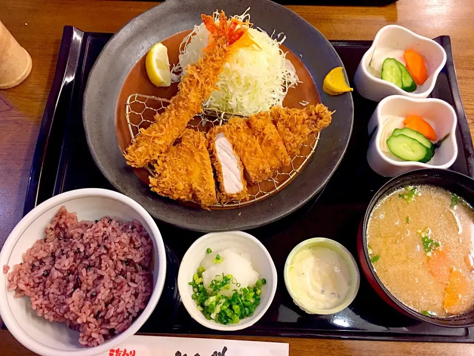 Snapdishの料理写真:ロースカツ定食、海老フライ|htさん