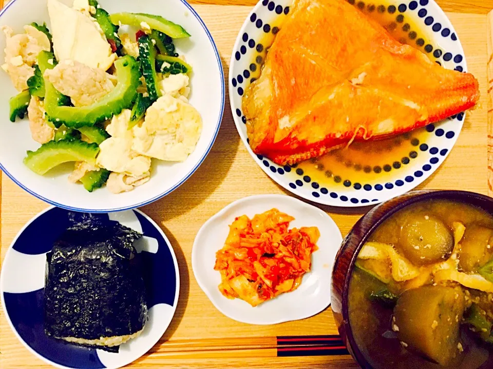 Snapdishの料理写真:…とある日の朝ごはん🍳
 ・ ゴーヤとお豆腐のチャンプル
 ・ 金目の煮付け🐟
 ・ おにぎり
 ・ なすのお味噌汁
 ・ キムチ|Tinaさん