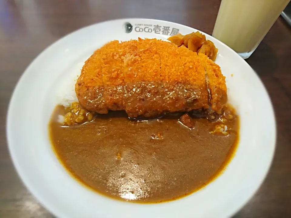 暑い日は、ちょっぴり辛い、CoCo壱のハーフ ロースカツカレー🍛に、マンゴーラッシー♪|yokoさん