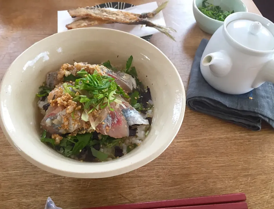 Snapdishの料理写真:塩麹に漬けた鯵のお茶漬け🐟と骨せんべい|ボンジュール！さん