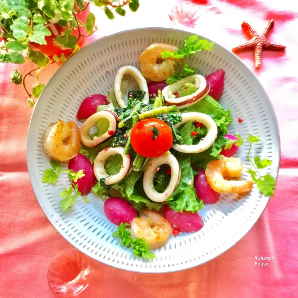 マヨソテーサラダ🥗
ほうれん草
朝取りいか
エビ
ラディッシュ
マヨソテーして、完成！
暑い夏だから、しっかり食べたいですね
しかも、時短です！
下味は、塩、コショウです。|ゆかモンさん