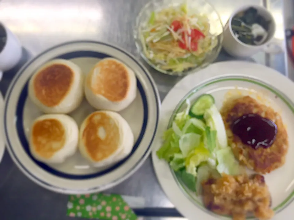 フライパンで作ったパン、豆腐ハンバーグ、おろしチキン、白菜と生姜のサラダ、ほうれん草ととうきびのスープ☆|みきさん