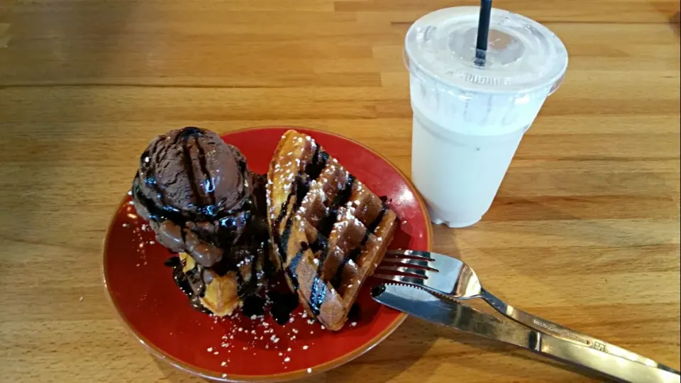 Chocolate Truffles Waffles + Earl Grey Iced Milk Tea
😍my Sunday desserts fix🙆👄👅💋|🌷lynnlicious🌷さん